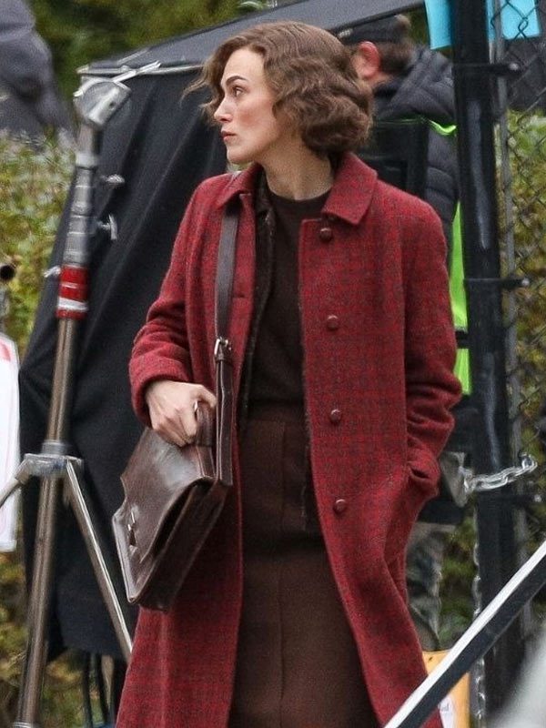 Loretta McLaughlin Film Boston Strangler Keira Knightley Red Trench Coat
