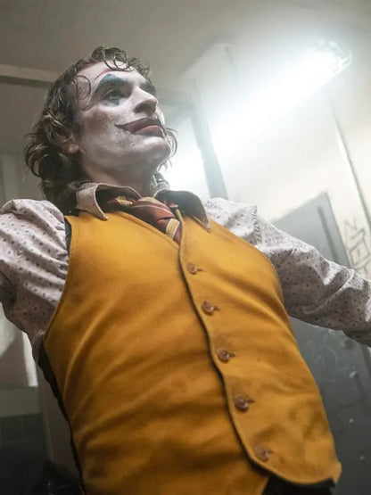 Joaquin Phoenix Joker Folie à Deux 2024 Arthur Fleck Yellow Vest